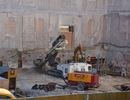 Vorbereitungen zum Ausheben der Baugrube: Ein Ankerbohrgerät bringt mit hohem Druck Betonsuspension in den Untergrund ein