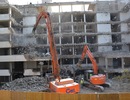 Die Logfrontbagger bei der Arbeit: Das Gebäude wird Stück für Stück abgerissen