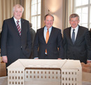 Ministerpräsident Horst Seehofer, Wissenschaftsminister Wolfgang Heubisch und LMU-Präsident Bernd Huber geben den Startschuss für das Philologicum.